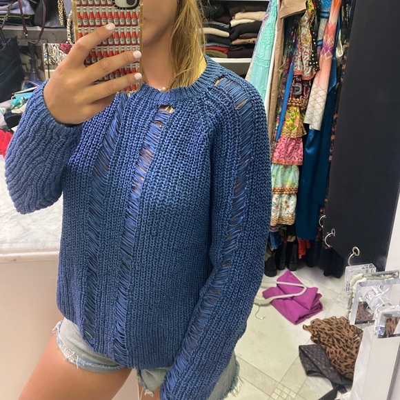 Blue sweater with string pattern - Picture 1 of 4